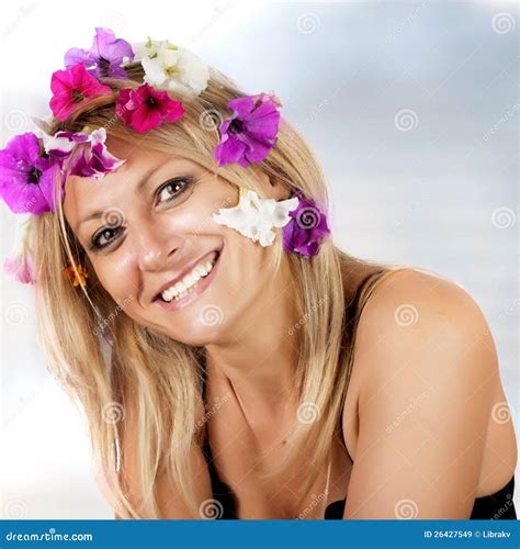 Belle Blonde Avec Des Fleurs Dans Son Cheveu Image Stock Image Du Renivellement Blanc