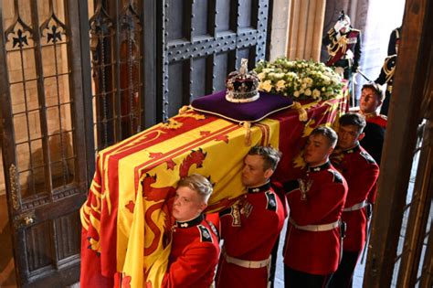 Mort D Elizabeth Ii Sc Ne Choc Un Garde S Vanouit Devant Le