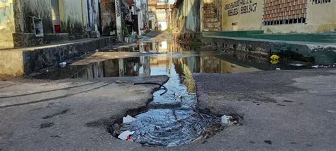 Esgoto a céu aberto afeta moradores do bairro Genibaú em Fortaleza