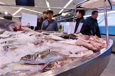 Shoppers in Auckland Fish Market, Auckland New Zealand – Stock ...