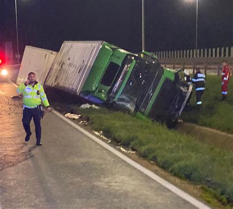 Camion răsturnat pe autostrada Arad Timișoara Doi cetățeni bulgari au