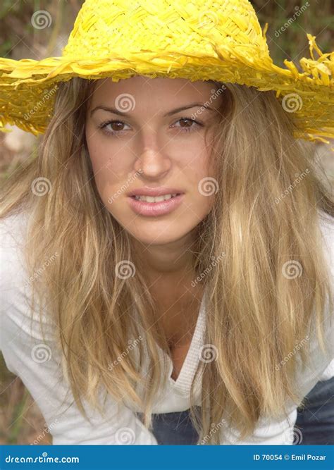 Fille Blonde Avec Le Chapeau Jaune Se Penchant Vers L Avant Photo Stock