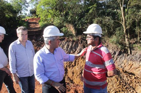 Reinaldo Azambuja entrega viaturas e visita obras em Ponta Porã