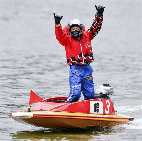 ＜全国ボートレース甲子園＞優勝旗を手にする峰竜太 ― スポニチ Sponichi Annex ギャンブル