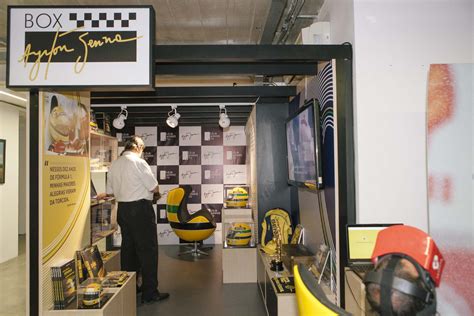 Box Ayrton Senna Inaugurado Na Lojaaovivo Homenagem A Reginaldo