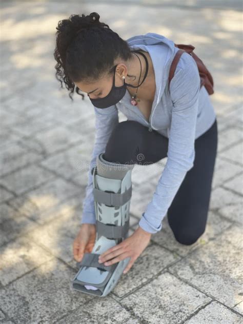 Joven Mujer Ajustando La Bota Ortop Dica Para Caminar Ideal Para