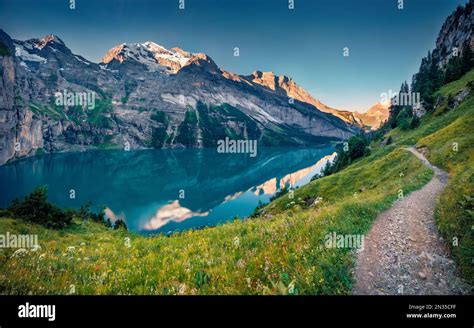 Vue Spectaculaire D T Sur Le Lac Oeschinensee Magnifique Sc Ne