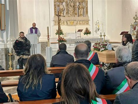 Sinagra A Lutto Per Vincenzo Franchina Folla Ai Funerali Dell Operaio