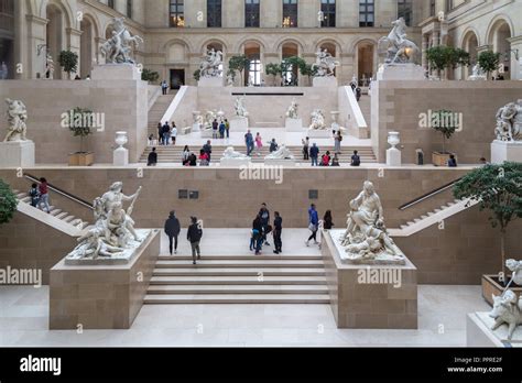 Museo del louvre esculturas fotografías e imágenes de alta resolución