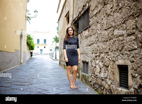 Un Giovane Brunette Bella Signora In Piedi In Un Tradizionale Strada Di Sorrento Costiera