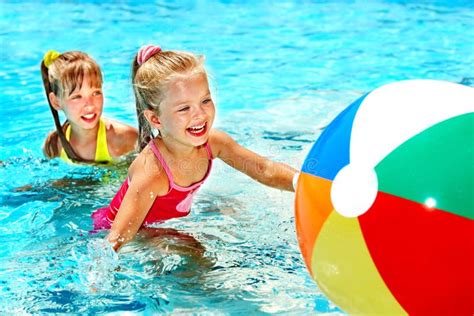 Natation D Enfant Dans Le Regroupement Image Stock Image Du Apprenez