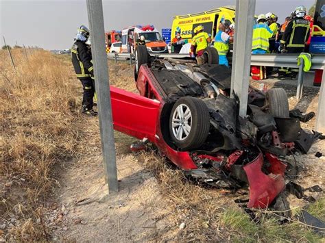 Tres Heridos Graves Al Volcar Un Coche E Impactar Contra Un Panel