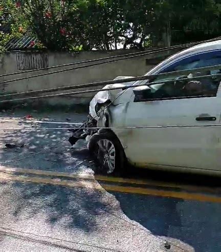 Carro colide poste e derruba fiação na SC 437 em Imaruí