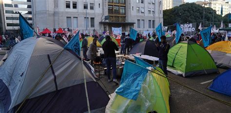 Caos de tránsito por el acampe piquetero en la Avenida 9 de Julio