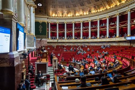 French Government Survives No-Confidence Vote - The New York Times