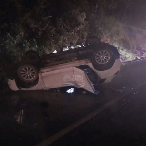 Sob Chuva Ve Culo Tr S Pessoas Sai Da Pista E Capota Penha