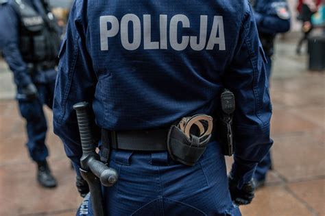 Legitymacja policyjna zmiany 2023 Czy policjant musi pokazać