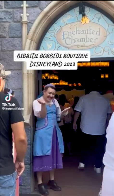 Női tündérruhába öltözött, bajszos Disney-alkalmazott miatt lázad az