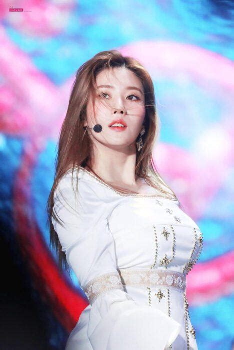 Kwon Eunbi Boasts Sexy Visuals In A Chest Cut Out Crop Top Kbizoom