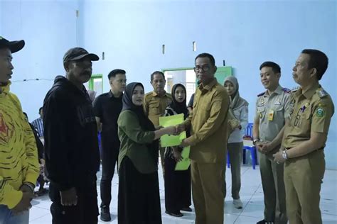 Pj Bupati Takalar Serahkan Bantuan Di Kecamatan Galesong Sebagai