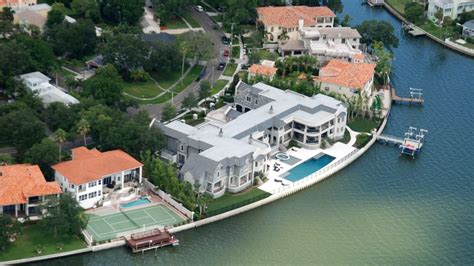 Tom Brady Renting Derek Jeters Absolutely Massive Mansion While In