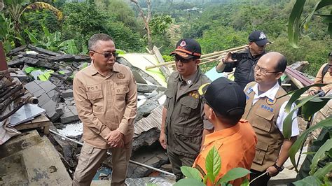 Jalankan Instruksi Presiden Kepala Bnpb Tinjau Pergerakan Tanah Di