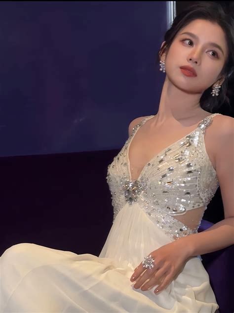 Nghê Ni khoe body siêu hot qua cam thường Trương Tịnh Nghi lên hot search với vibe tài phiệt