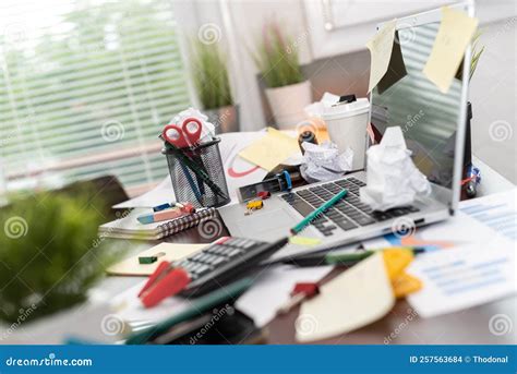 Escritorio Desordenado Y Revuelto Foto De Archivo Imagen De Abrumado