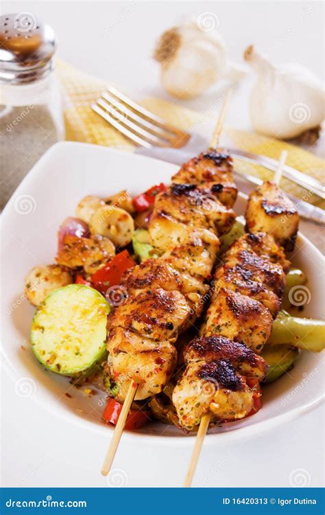 Carne Asada A La Parilla Del Pollo En El Pincho Imagen De Archivo