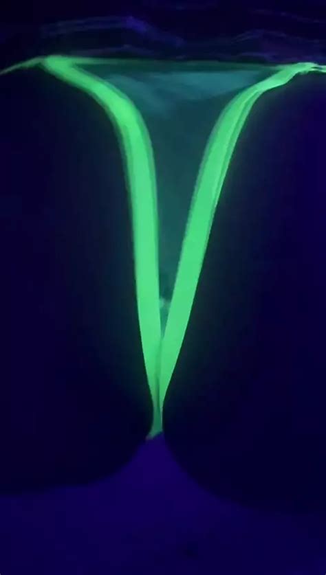 Twerking su cuerpo perfecto en una falda corta y lencería de neón primer plano de milf caliente