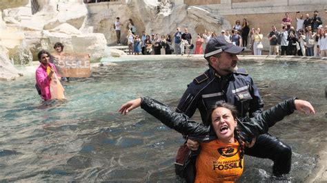 Roma Ti En De Negro El Agua De La Fontana Di Trevi En Protesta Por El