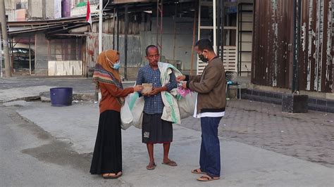 Pasangan Suami Istri Pekerja Sosial Di Aceh Barat Bagi Ratusan Nasi