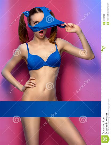 Jeune Femme Posant Dans Le Bikini Sans Culottes Image Stock Image Du