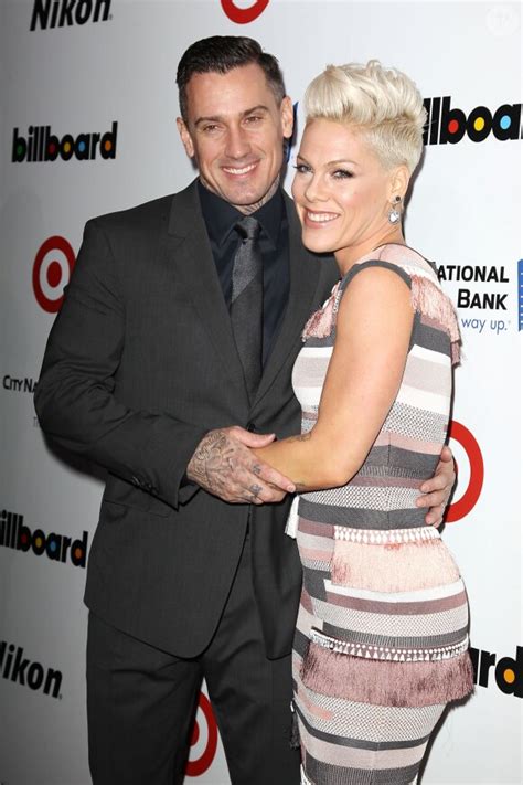 Photo Pink Et Son Mari Carey Hart Lors De La Soir E Billboard Annual