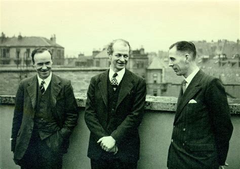 Linus Pauling With Two Members Of The University Of Glasgow Chemistry