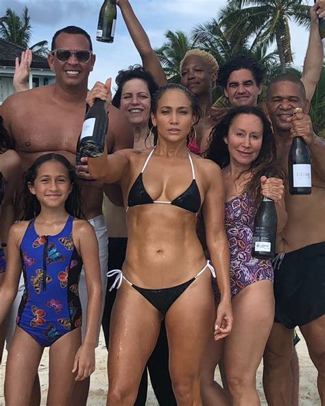 Jennifer L Pez Celebra Su Cumplea Os Con Este Tremendo Bikinazo Y