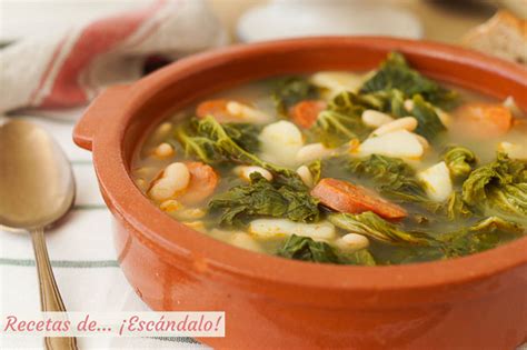 Caldo gallego tradicional con berza y lacón delicioso y reconfortante