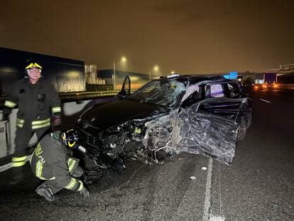 Camion Contromano Sulla A Si Scontra Con La Porsche Del Manager Di