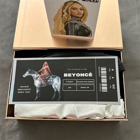 Beyoncé Renaissance Tour Gift Box - Peach Twists