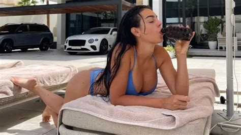 Georgina Rodríguez estrena el bikini verde perfecto para pechos grandes