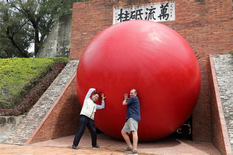 紅球明將現身臺南 黃偉哲視察充氣作業邀請探索巷弄街區 蕃新聞