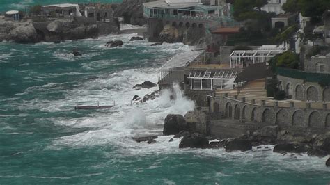 Maltempo Collegamenti A Singhiozzo Mareggiata A Capri Video Capri