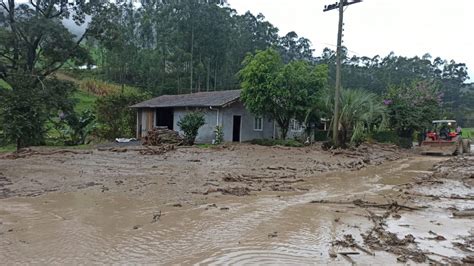 Chuva forte rompe lagoa água arrasta árvores e destrói propriedade no