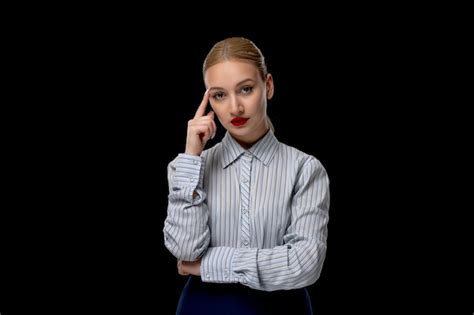 Femme D affaires Jolie Fille Blonde Pensant Avec Du Rouge à Lèvres En Tenue De Bureau Photo