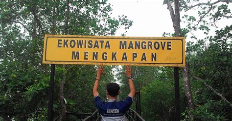 Seberkas Catatan Kecil EKOWISATA MANGROVE MENGKAPAN JEMBATAN HITAM