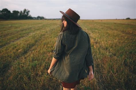 Hermosa Mujer Despreocupada Con Sombrero Caminando Y Sonriendo En El