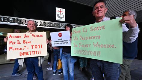 Toti Ok Alla Manifestazione Dellopposizione A Genova Per Chiedere Le