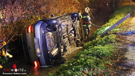 Oö Auto bei Unfall in Wels im Grünbach gelandet Fireworld at