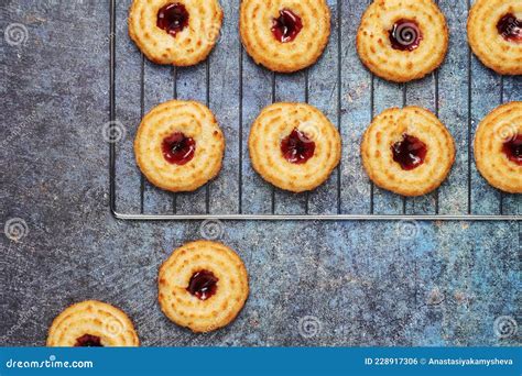 Galletas Reci N Horneadas Con Mermelada Foto De Archivo Imagen De