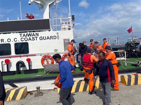 高雄鳳鼻頭外海失火 海巡馳援11人獲救 生活 高雄鳳鼻頭外海失火 海巡馳援11人獲救 青年日報